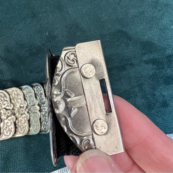 VINTAGE 70’s STYLE PRESSED METAL ARTICULATED BELT ONYX MEDALLION - Picture 5 of 9